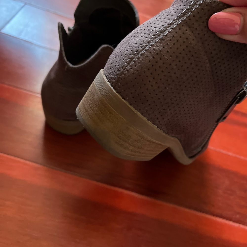 Boots - Picture 4 of 6